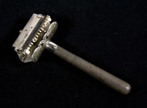 Razor, 1900s, New York, by Kampfe Brothers. Gift of Mr L McKeefry, 1966. Te Papa (GH002638/3)Razor, 1900s, New York, by Kampfe Brothers. Gift of Mr L McKeefry, 1966. Te Papa (GH002638/3)