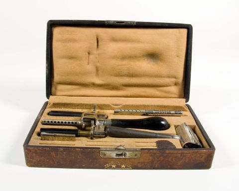 Shaving Set, 1900s, New York, by Kampfe Brothers. Gift of Mr L McKeefry, 1966. Te Papa (GH002638/1-14)