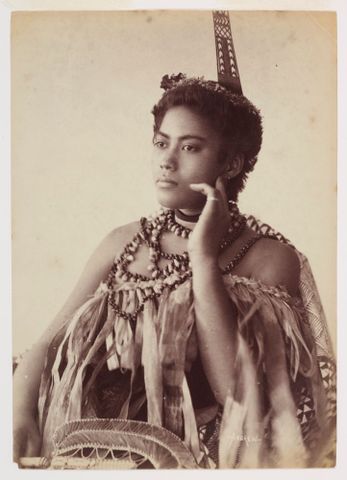 Portrait of a Samoan woman; O.001021; Te Papa
