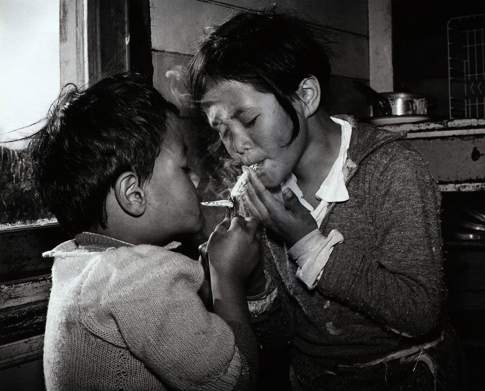 Hemi and Rebecca know better how to smoke cigarettes. From the series: Washday at the pa | Collections Online