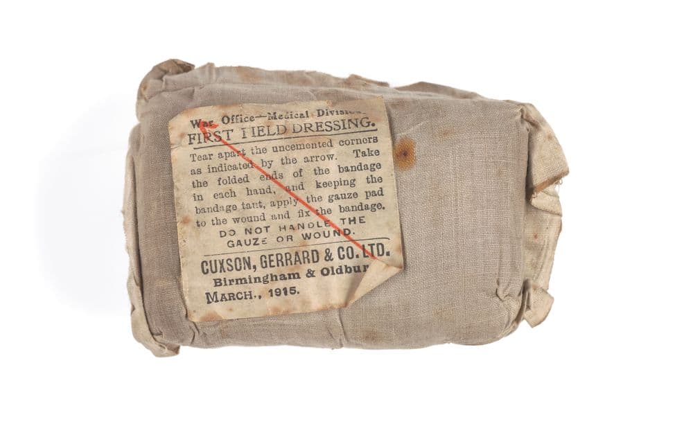 オーストラリア軍 1943年 FIRST FIELD DRESSING WW2 Australian First Field Dressing - Warwick Firearms and Militaria